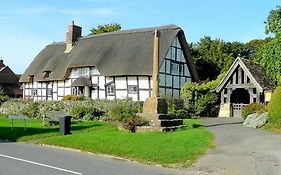 Inviting 3-Bedroom Lodge In Ashton Under Hill